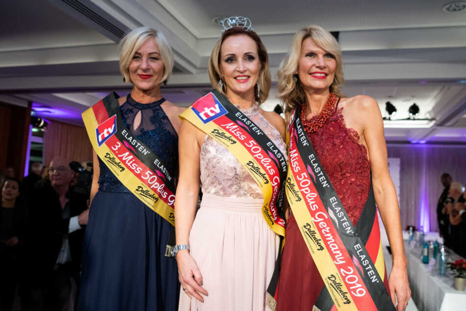 Evelyn Reißmann (Mitte), Siegerin bei Miss 50plus Germany 2019, steht zwischen der Drittplatzierten Marion Ellendorff (l) und der Zweitplatzierten Eva Möller-Westman.