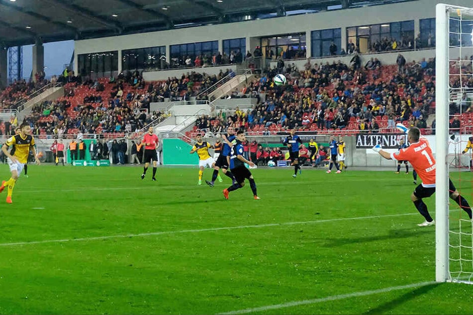 Im Vorjahr zog Dynamo in der 1. Runde die TuS Koblenz. Gespielt wurde in Zwickau. Dynamo gewann knapp mit 3:2. In dieser Szene erzielt Aias Aosman den Siegtreffer.