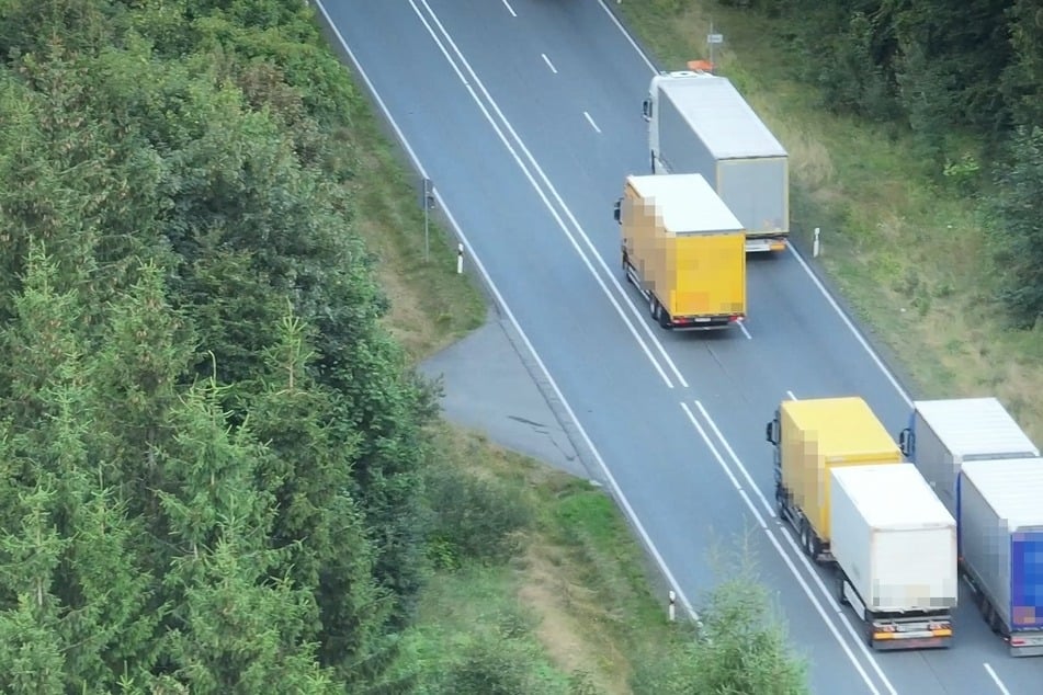 Drohne erwischt Lkw-Raser: Polizei stoppt Überhol-Sünder im Minutentakt