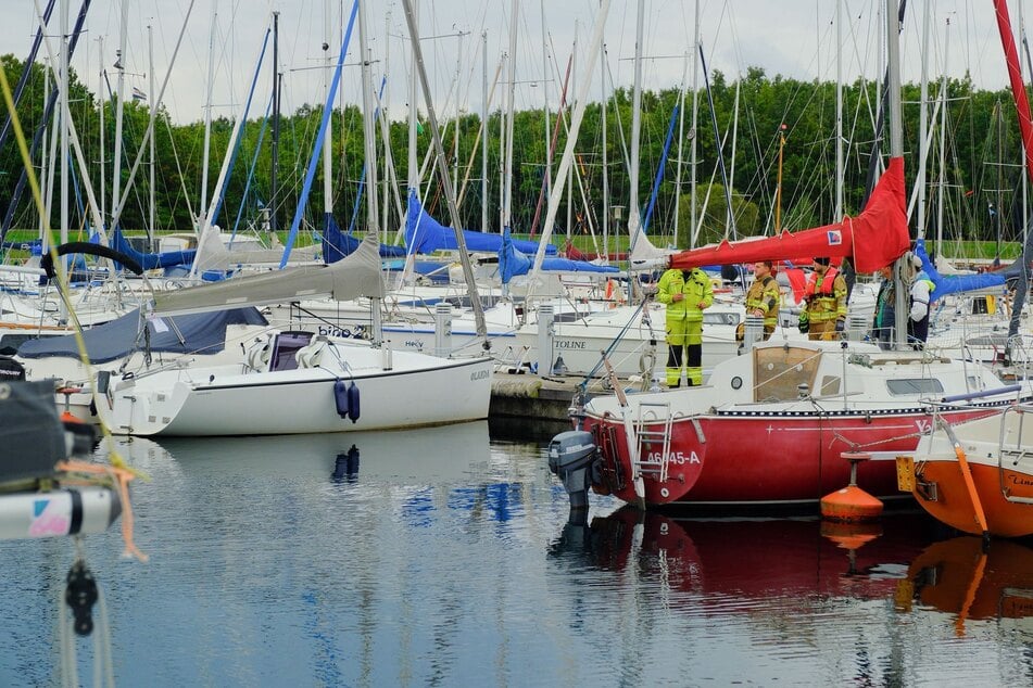 Am Pier 1 war ein Motorboot gesunken. Die Polizei ermittelt nun zur Ursache.