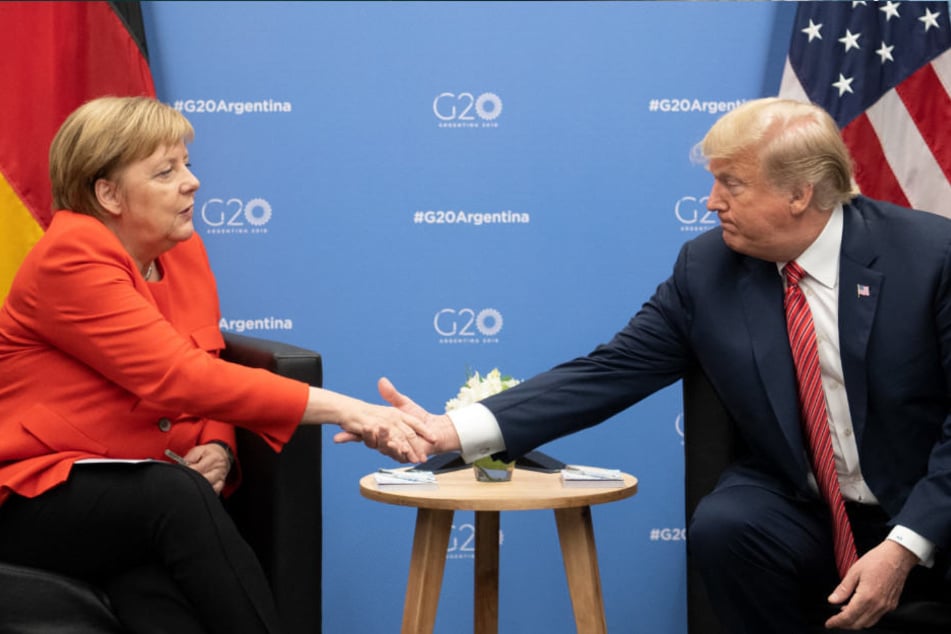 Angela Merkel und Donald Trump begrüßen sich auf dem G20-Gipfel in Buenos Aires.
