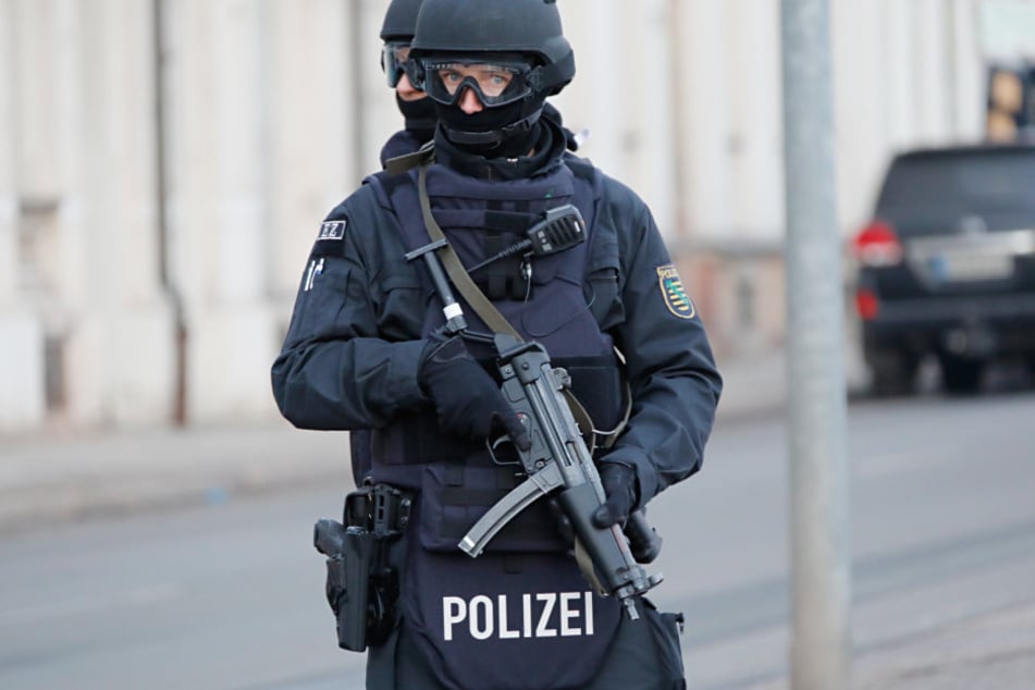 Elite-Polizisten rückten mit einem Spezialfahrzeug zur Terrorbekämpfung und einem Sprengstoff-Hund an.