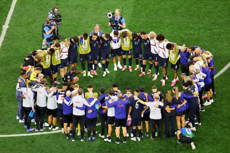 The USMNT huddles after losing their Group D match against Turkey on June 25, 2026 – but still qualifying for the knockout stages of the World Cup.