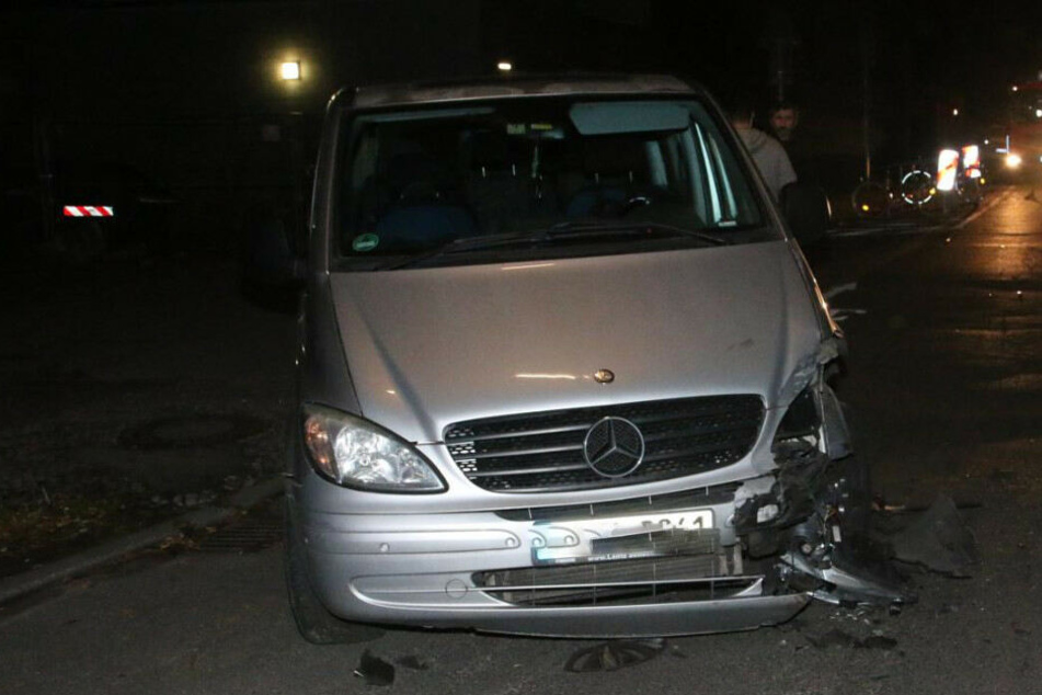Der Pizzalieferant krachte unter anderem gegen diesen Mercedes.