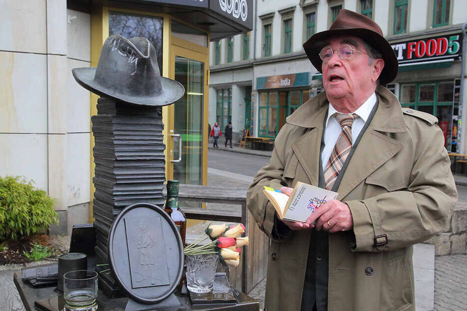 Stilecht mit Hut, Trenchcoat und einem Whiskyglas wurde an den berühmten Dresdner Schriftsteller gedacht.