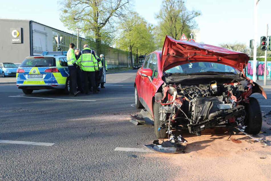 Der Renault wurde bei dem Unfall stark beschädigt.