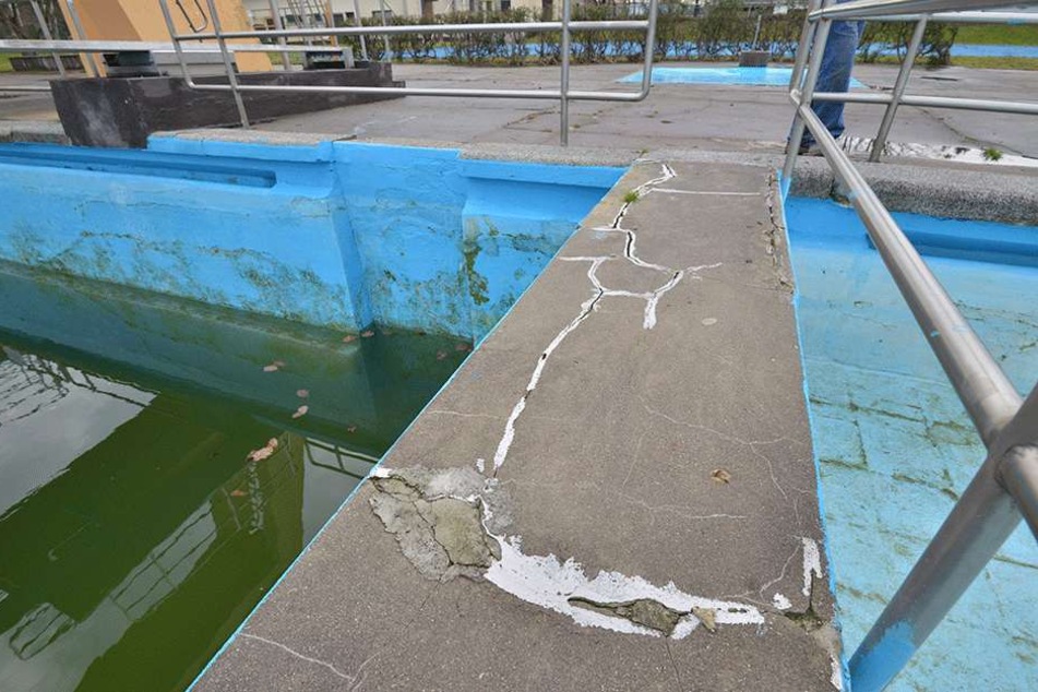 Deutlich sichtbare Schäden hat das Becken im 04-Bad. Die fast 70 Jahre alte Wanne muss dringend repariert werden.
