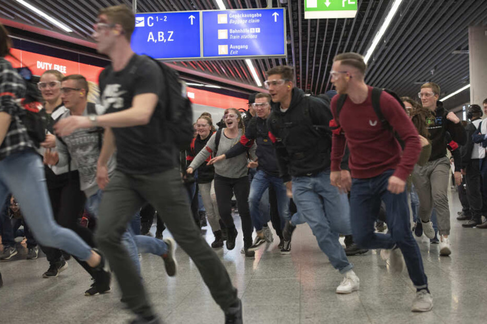 Panik: Passagiere flüchten vor dem nahenden Unheil.