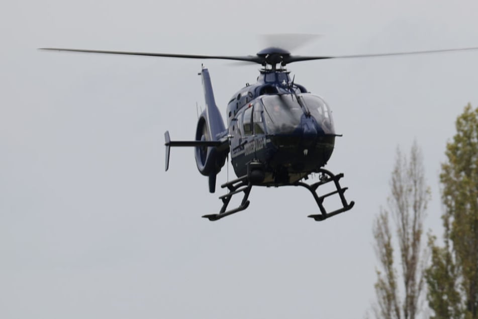 Neben mehreren Streifenwagen war auch ein Hubschrauber im Einsatz (Symbolfoto).