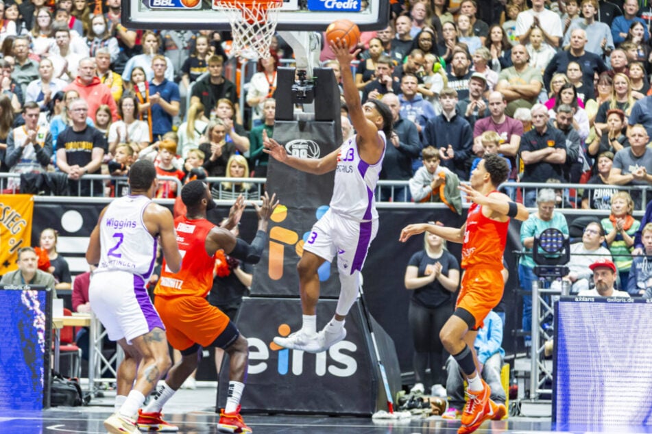 Im November 2024 scorte Kostja Mushidi (M.) in Chemnitz noch für Göttingen - jetzt soll der Shooting Guard für die Niners punkten.