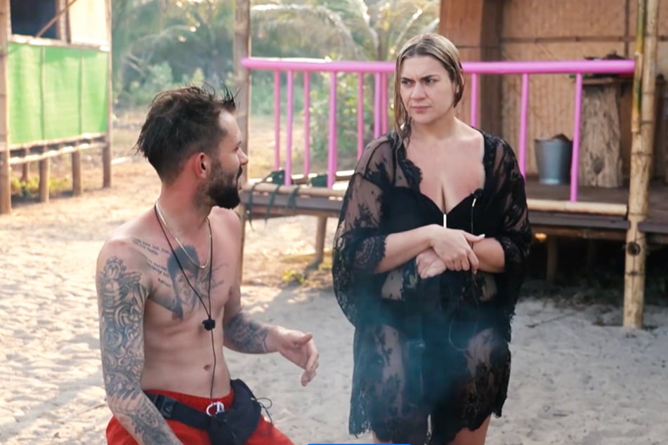 Der DSDS-Zweitplatzierte Daniele Negroni (28) scherzt nach einer verlorenen Challenge: "Ich bin einfach ein Skelett im Gegensatz zu ihr". Gemeint ist damit seine Teamkollegin Valentina Principessa (35).