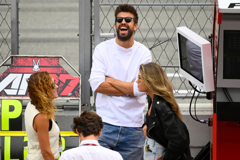 Gerard Piqué (36) mit seiner neuen Freundin Clara Chia Martí (24, r.) bei einem Motorradrennen in Barcelona.