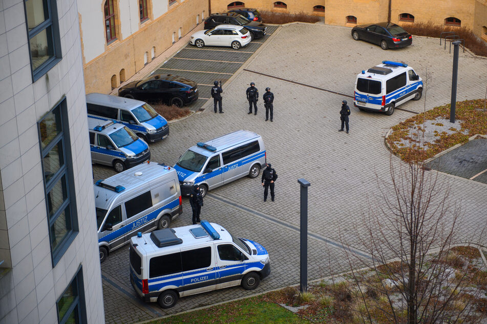 Am Landgericht Magdeburg werden während der Gerichtsverhandlung hohe Sicherheitsvorkehrungen getroffen.