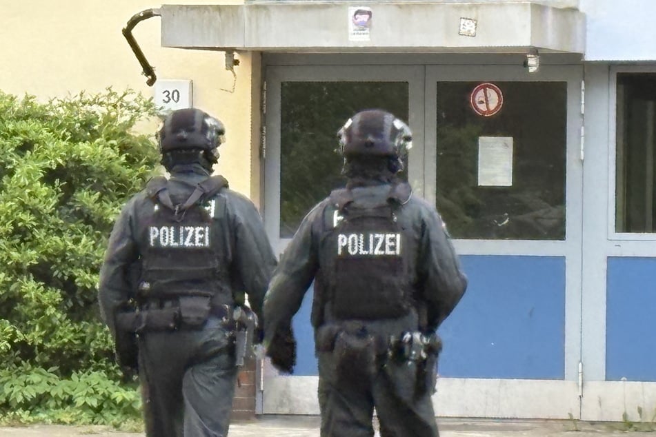 Spezialkräfte der Polizei verschafften sich am Dienstagabend Zutritt zu einer Flüchtlingseinrichtung in Hamburg-Stellingen.