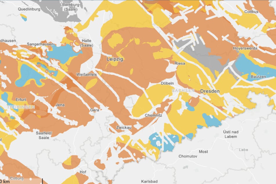 Sachsenkarte zur Endlagersuche: Mögliche Standorte erscheinen blau. Weiß, gelb und orange sind raus, bei grauer Markierung steht eine endgültige Entscheidung noch aus.