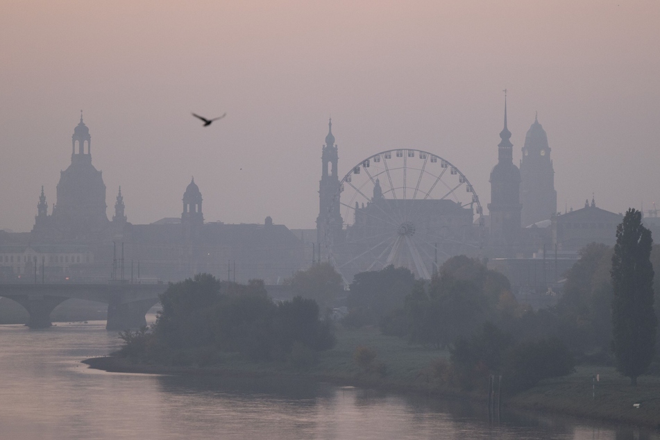 Am frühen Montagmorgen ging die Sonne über Dresden auf. In Sachsen wird ein ungewöhnlich warmer Tag erwartet.