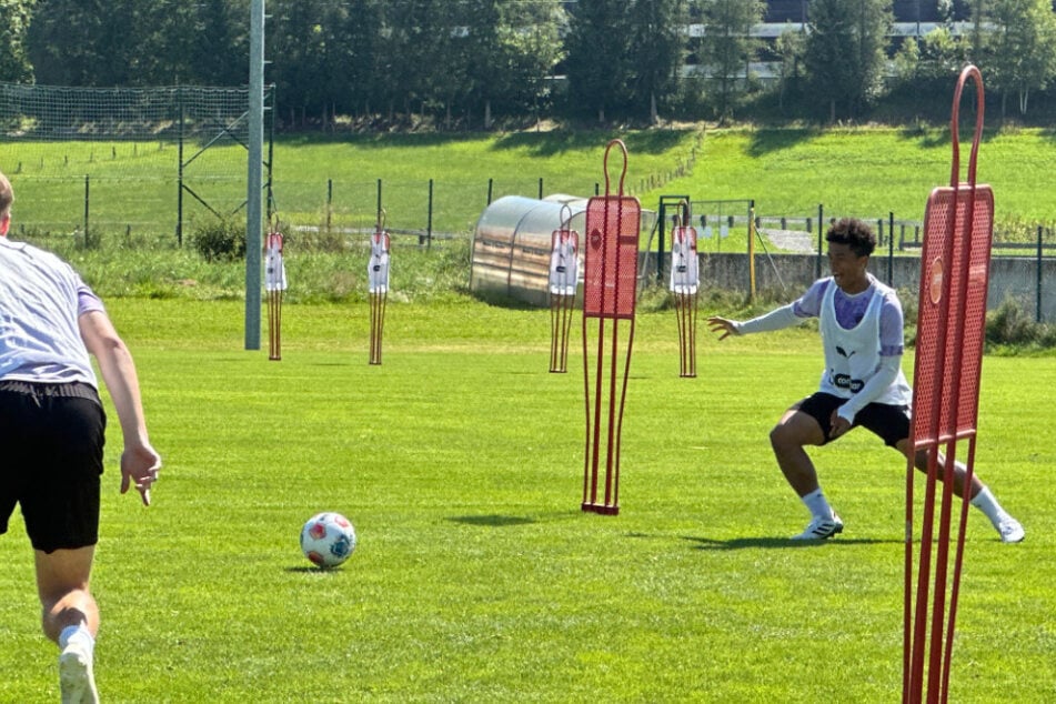 Neuzugang Joel Chima Fujita (23, r.) beim Training.