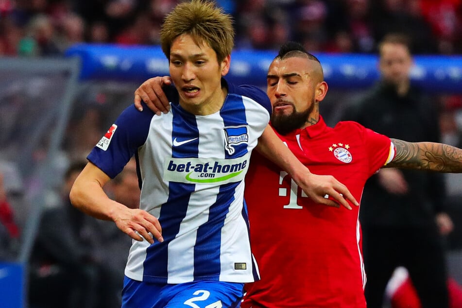 Genki Haraguchi im Zweikampf mit Bayerns Arturo Vidal. Vier Jahre lang spielte der Japaner für Hertha BSC.