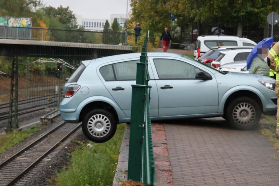 Gas mit Bremse verwechselt: Opel durchbricht Metallzaun und landet fast auf Bahngleisen