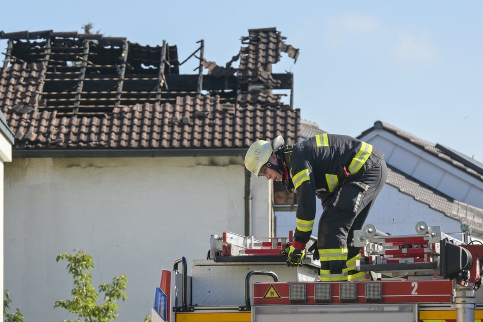 Die Feuerwehr ist auch am nächsten Tag am Tatort zugange.