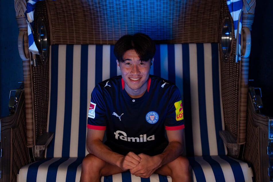 Ein Japaner im Strandkorb: Taisei Abe (22) spielt mindestens eine Saison für Kiel.