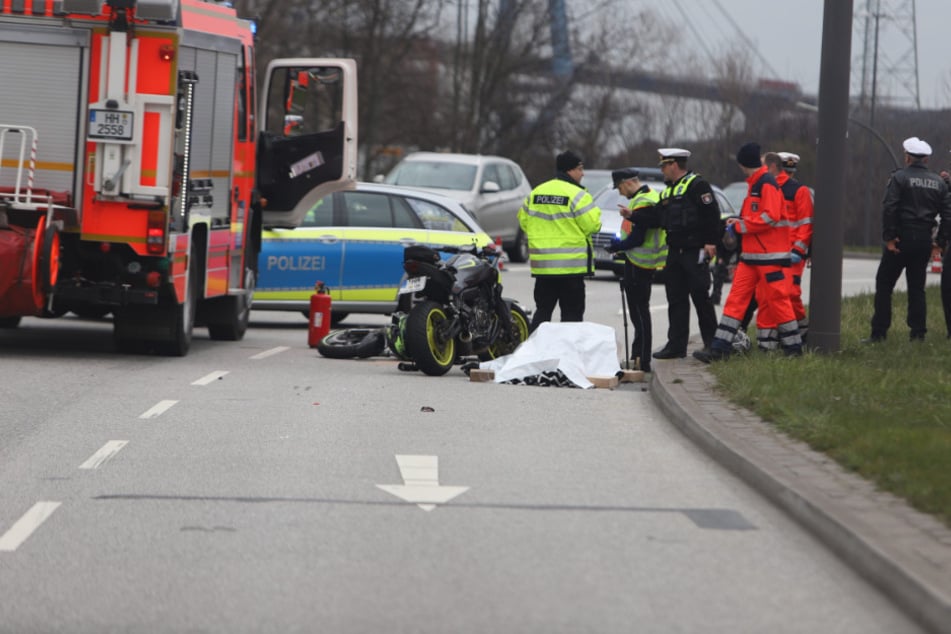 Rettungskräfte stehen um den abgedeckten Leichnam.