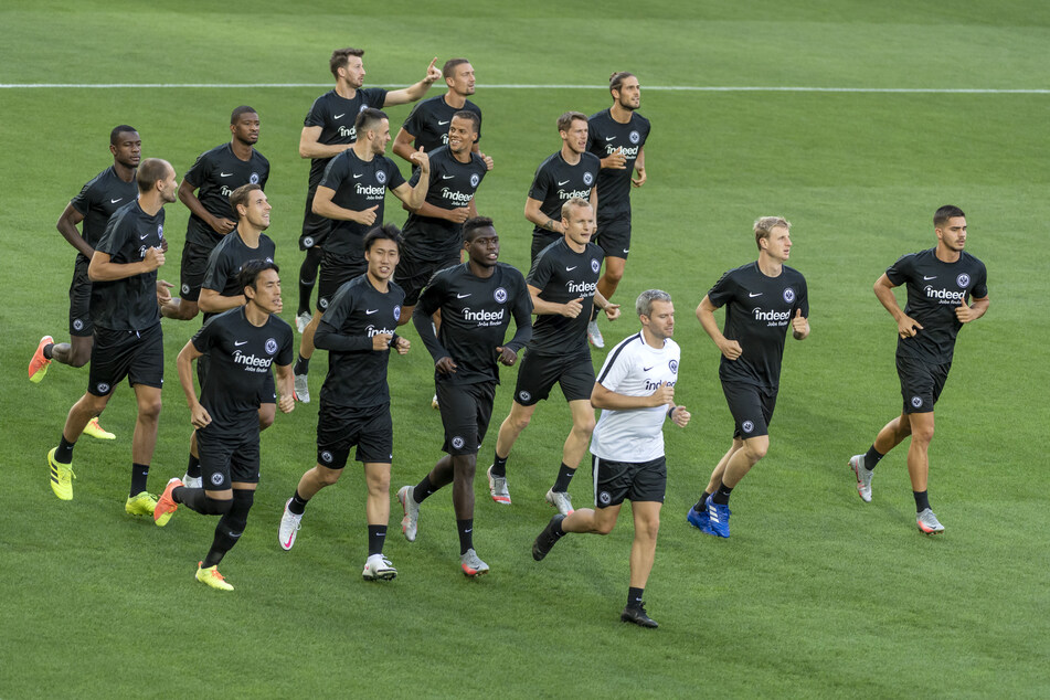 Die Spieler von Eintracht Frankfurt nehmen an einer Trainingseinheit teil.