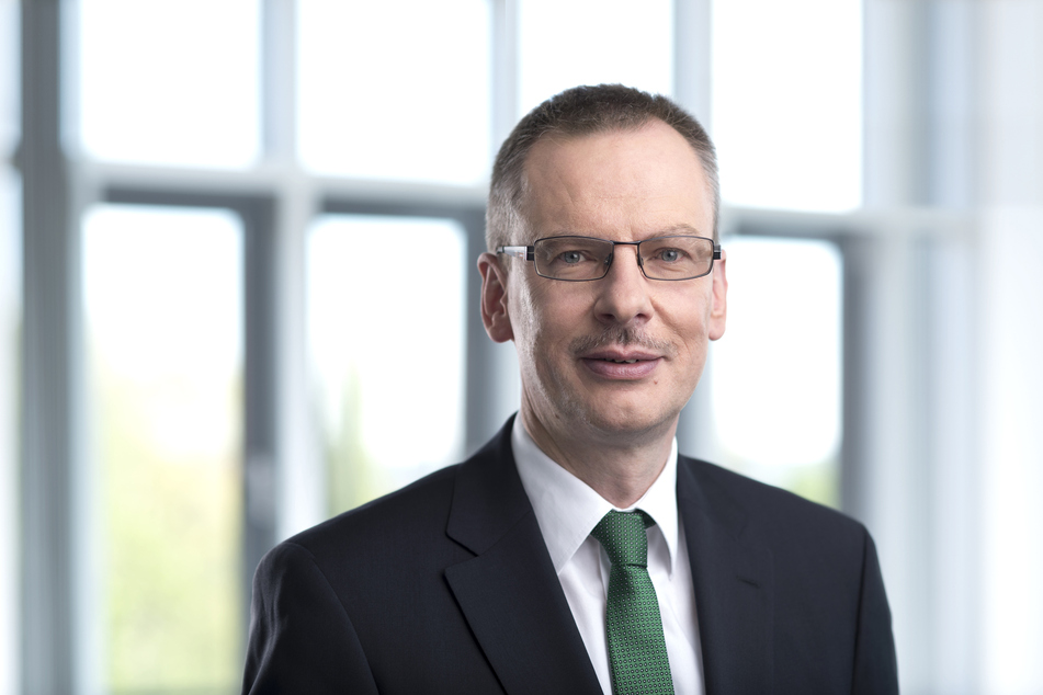 AOK-PLUS Vorstand Rainer Striebel freut sich auf die neue Fernbehandlungsmethode!