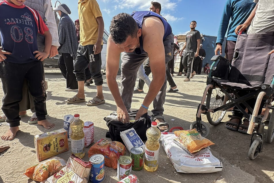 Die von Israel und den USA unterstützte Stiftung hat mit der Verteilung von Hilfsgütern an Palästinenser im Gazastreifen begonnen.