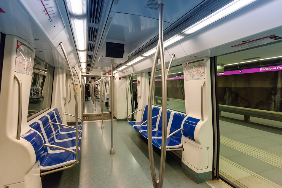 Zehnköpfige Gruppe pöbelt in U-Bahn: Jugendlicher tritt 16-Jährigem ins Gesicht
