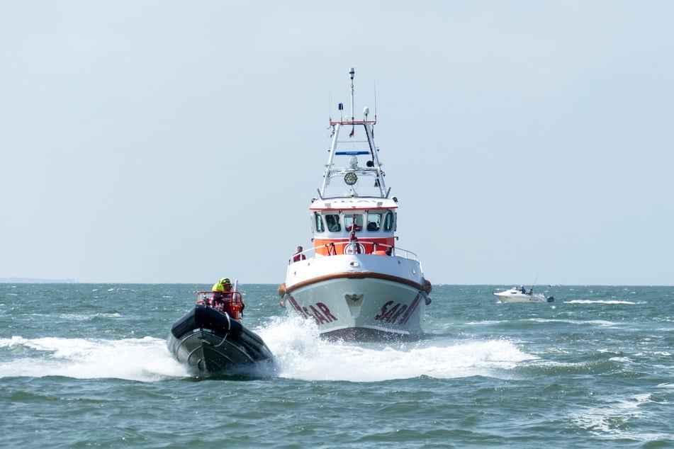 Mit einem extrem flachgehenden Rettungsboot wurde der Mann in Ufernähe gerettet. (Archivfoto)