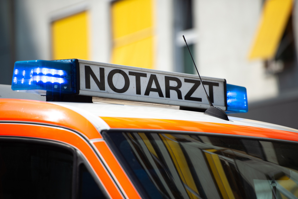 Der Mann wurde von einem Notarzt untersucht und in ein Krankenhaus gebracht. (Symbolbild)
