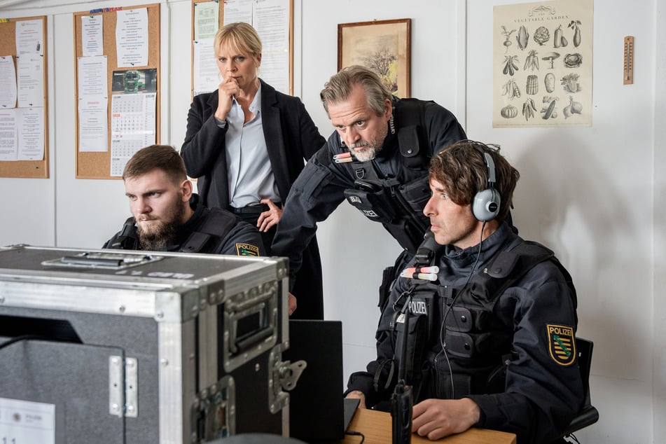 SEK-Einsatzleiter Lennard Glezin (2.v.r.) will Ewald Krüger erschießen lassen.