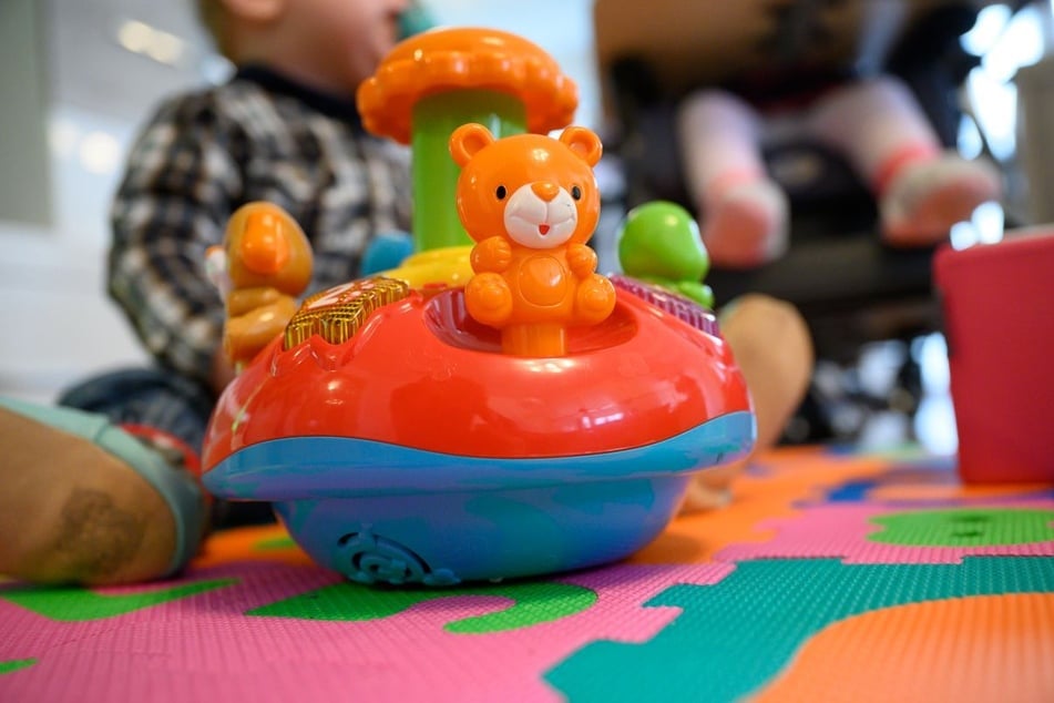 Gemäß einer Verordnung gelten klare Vorgaben zu kindersicheren Batteriefächern und Warnhinweisen für elektrisches Spielzeug. (Symbolbild)