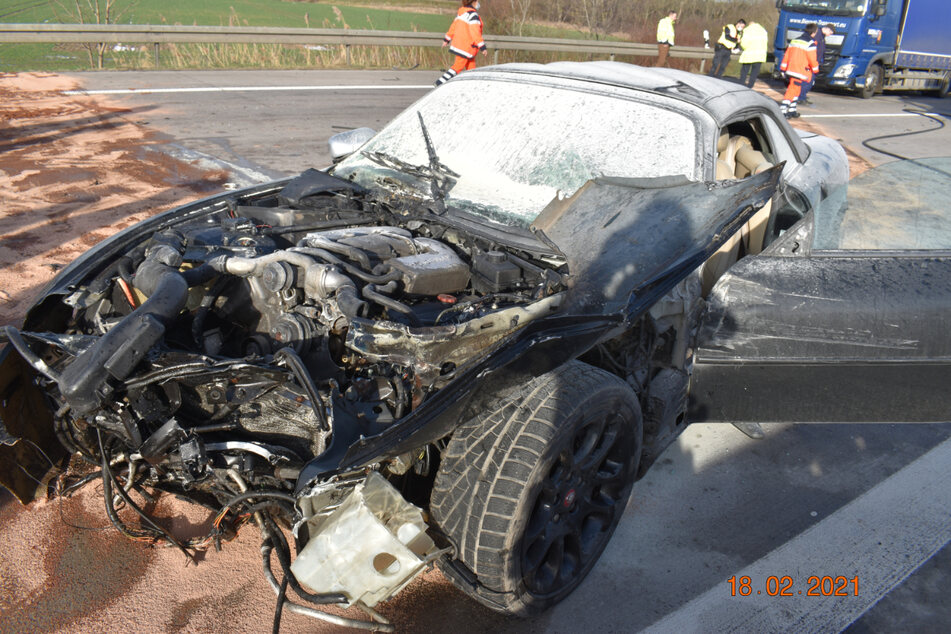 In dem nicht mehr fahrbereiten Jaguar wurden zwei Personen schwer verletzt.