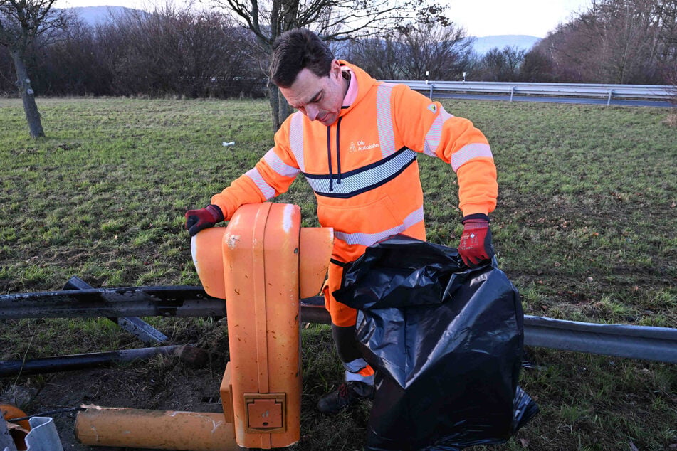 Ein Mitarbeiter der Autobahn GmbH entsorgte die zerstörte Notfall-Einrichtung.