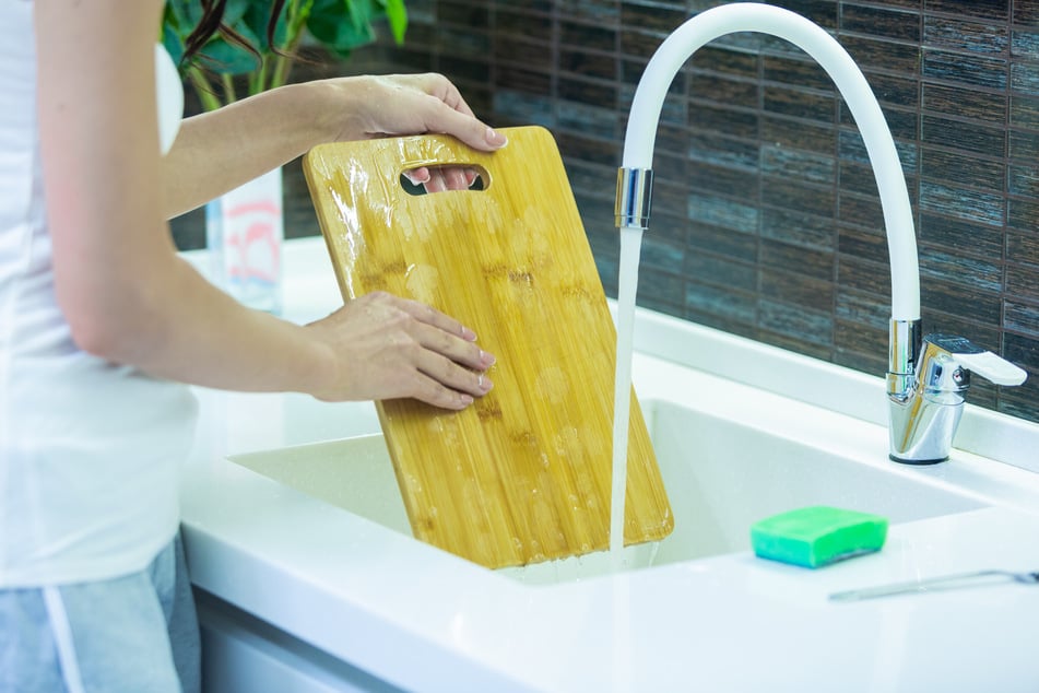 Küchenhelfer aus Holz sollten per Hand abgewaschen werden.