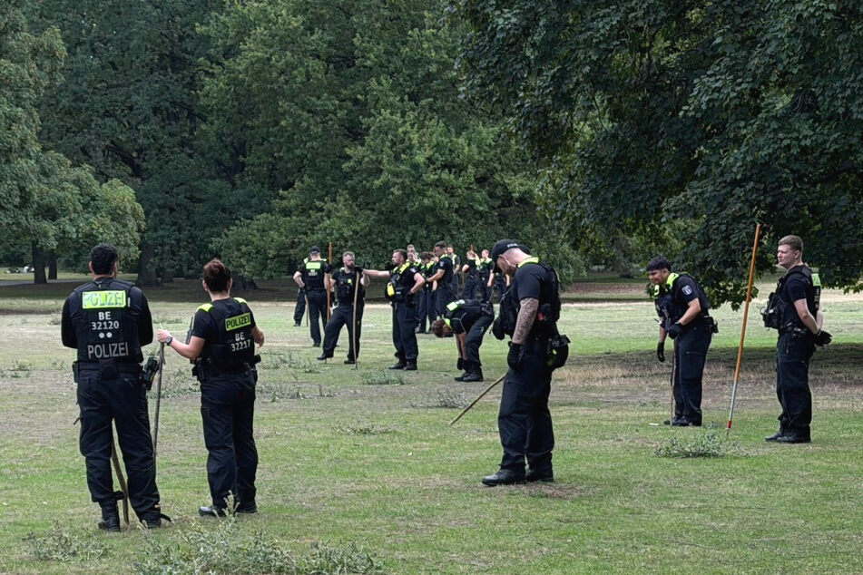 Die Berliner Polizei sucht weiterhin den Tiergarten ab.