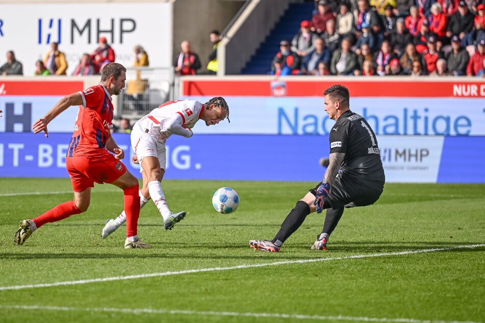 Die größte Chance zum 1:0 hatte RB Leipzig kurz vor der Pause. Doch Xavi Simons scheiterte an Kevin Müller.