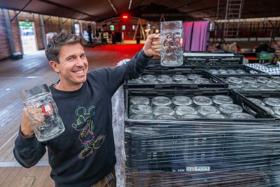 Wirt Henrik Bonesky (48) sortiert schon mal die Biergläser.