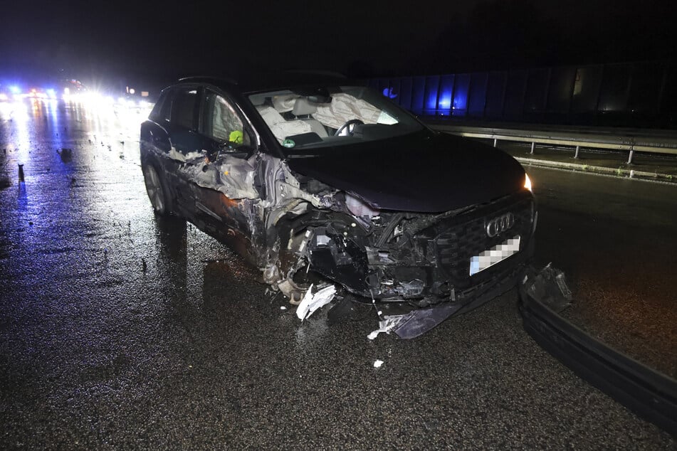 Der Audi wurde so stark beschädigt, dass er abgeschleppt werden musste.