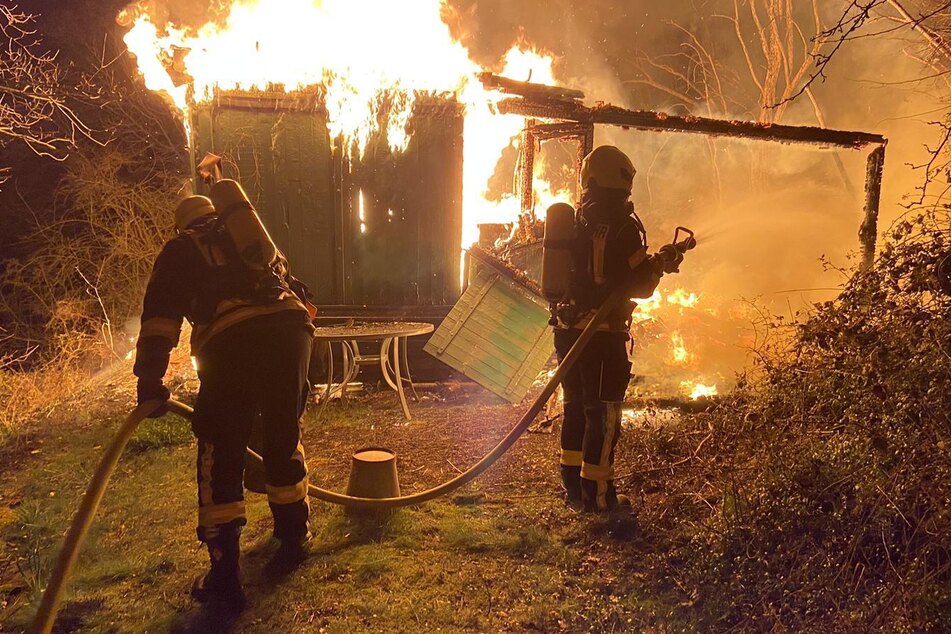 Ominöser Feuerschein alarmiert Feuerwehr: Brand in Waldhütte