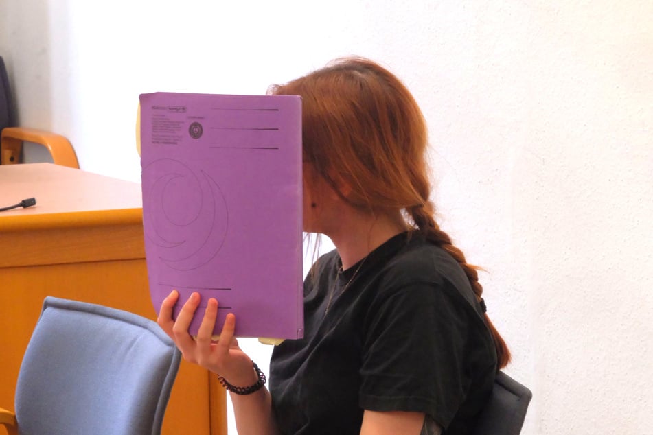Lilian S. (21) muss sich seit Dienstag wegen Versuchs des Mordes vor dem Landgericht Leipzig verantworten.