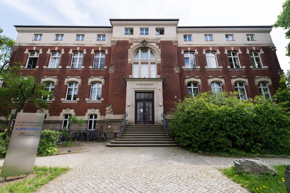 Blick auf den Görges-Bau auf dem Campus der Technischen Universität. Die Impfquote bei den Beschäftigten und Studierenden der TU Dresden liegt deutlich über dem sächsischen Durchschnitt.