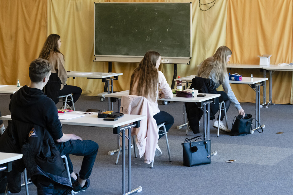 Oberstufen-Schülerinnen und -Schüler beginnen am Dienstag in NRW mit den Abschlussprüfungen für das Abitur.