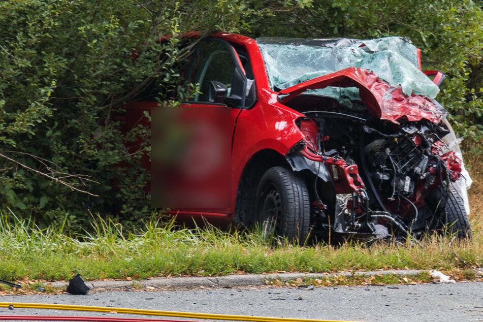 Die Fahrer der beiden am Unfall beteiligten Autos konnten nur noch tot aus ihren Fahrzeugen geborgen werden.