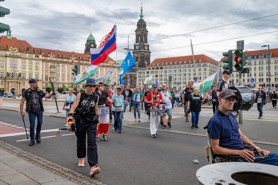 Viele brachten ihre Fahnen mit.