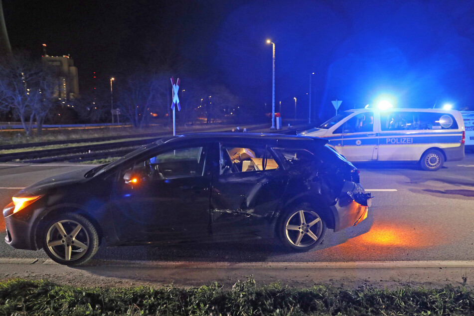 In Rostock sind am Freitag ein Auto und ein Zug zusammengestoßen. Die Beifahrerin des Wagens wurde dabei verletzt.