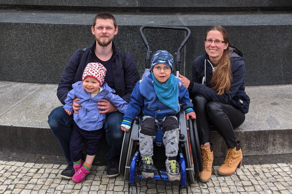 Ein Foto aus glücklicheren Tagen: Jessica (34, r.) und Alexander Hendel (38, l.) mit ihren Kindern Finn (8) und Lara (5).