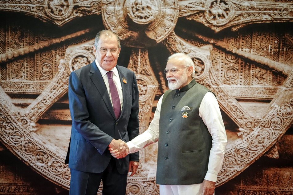 Sergei Lawrow (73,l), Außenminister von Russland, und Narendra Modi (72), Premierminister von Indien, beim G20-Gipfel in Neu-Delhi.